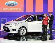 Bundeskanzlerin Angela Merkel besuchte während ihres IAA-Messerundganges den Ford-Stand und liess sich von Ford Deutschland-Chef Bernhard Mattes den neuen Ford Grand C-MAX erläutern. Foto: FORD/Stark